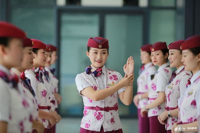 重慶&ldquo;動(dòng)姐&rdquo;禮儀培訓(xùn)備戰(zhàn)鐵路調(diào)圖 蹲姿微笑培訓(xùn)一絲不茍