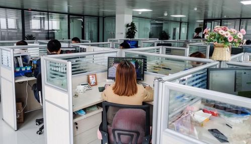 今迎紫氣歸聚新廠地 明鑄輝煌更上一層樓